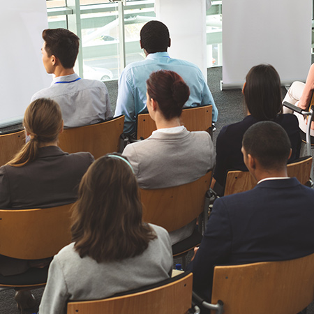 Persone sedute partecipano all'evento