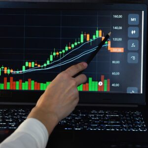 Il report analizza lo scenario macro e geopolitico globale evidenziando il riassorbimento del premio geopolitico sul greggio e le persistenti pressioni sull'inflazione di fondo. Vengono inoltre delineate le implicazioni di portafoglio alla luce del cambio di regime della Federal Reserve e del continuo rally legato all'intelligenza artificiale.